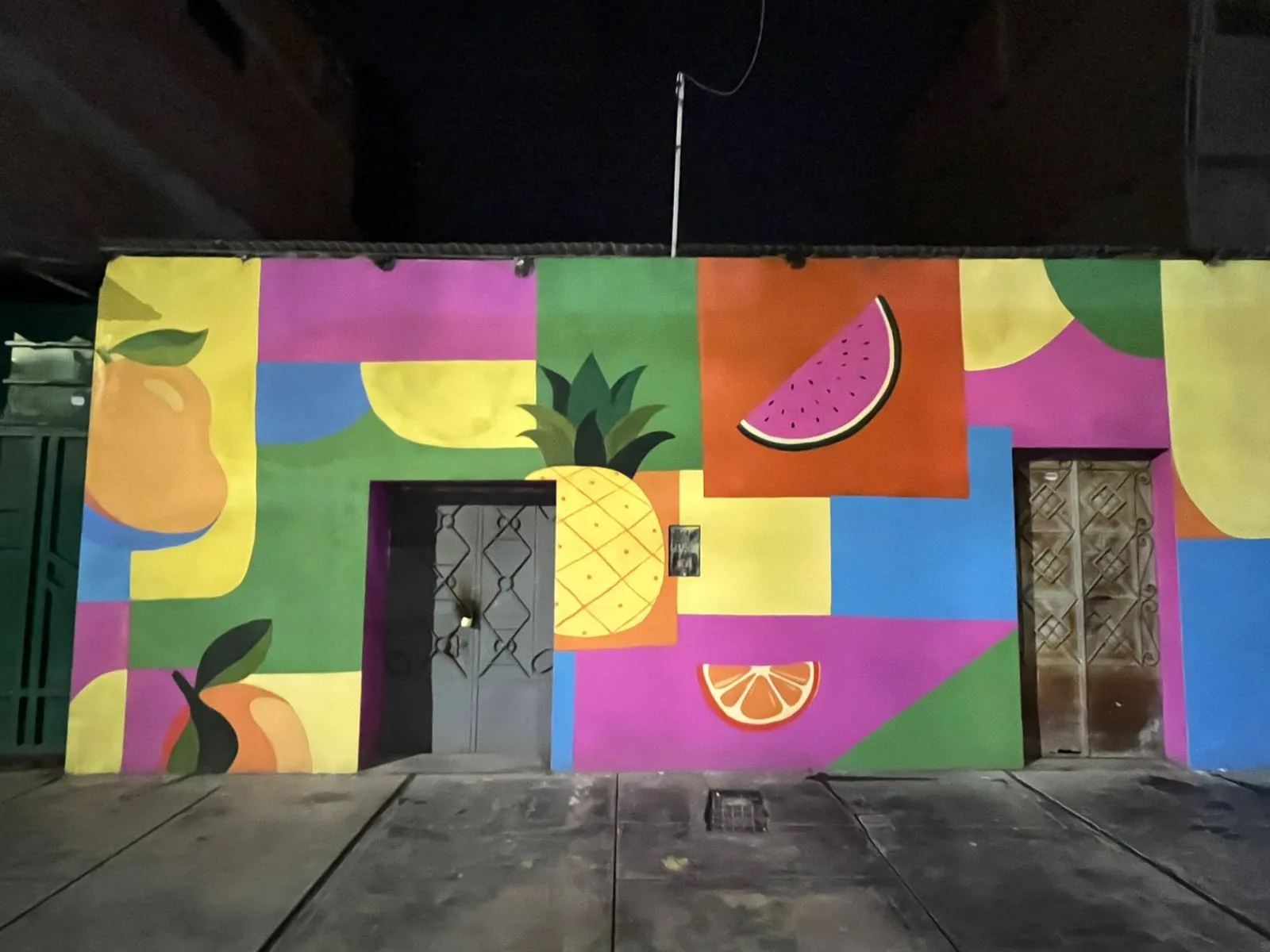 El Tío Tony de noche — mural iluminado